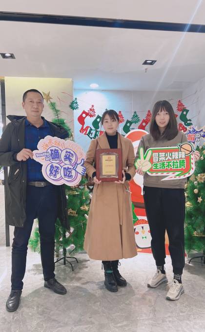 四川的連女士簽約加盟帽牌貨冒菜