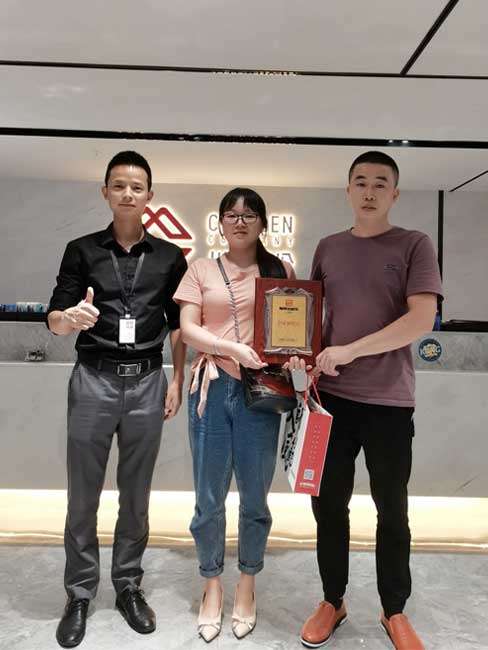 湖南的李女士簽約加盟帽牌貨冒菜