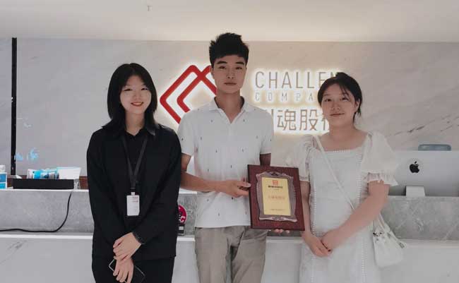 四川宜賓的童先生簽約加盟帽牌貨冒菜