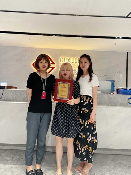 重慶的冉女士簽約加盟帽牌貨冒菜