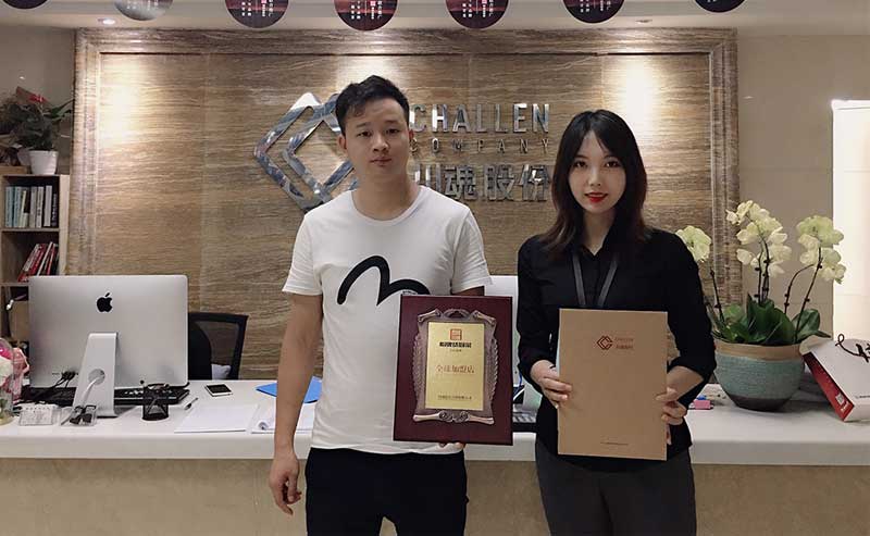 胡先生對(duì)帽牌貨的經(jīng)營(yíng)和前景都很看好 胡先生對(duì)帽牌貨的經(jīng)營(yíng)和前景都很看好