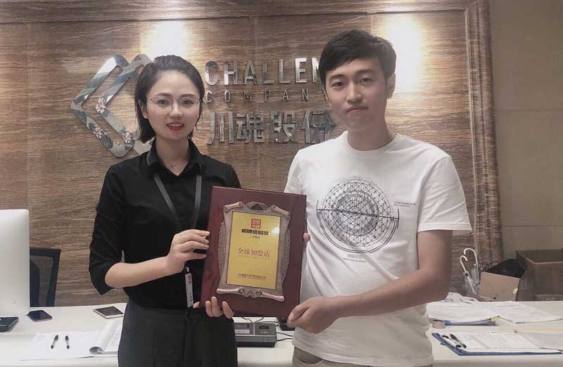 四川綿陽的崔先生簽約帽牌貨冒菜加盟