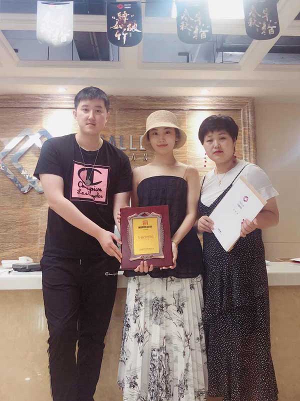 北京余女士成功與帽牌貨冒菜加盟簽約