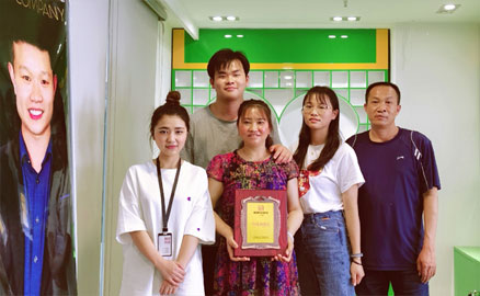 云南曲靖的阮女士簽約帽牌貨冒菜