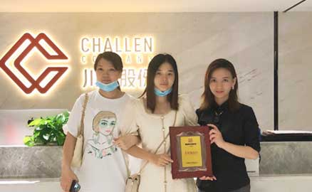 重慶的胡女士簽約加盟帽牌貨冒菜