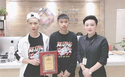 90后的兩兄弟簽約帽牌貨冒菜加盟