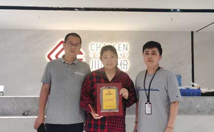 恭喜王姐簽約加盟帽牌貨冒菜