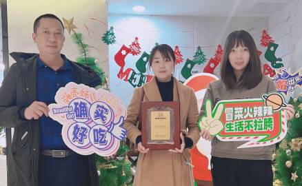 四川的連女士簽約加盟帽牌貨冒菜