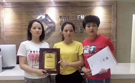 重慶的賀女士和王女士加盟帽牌貨冒菜