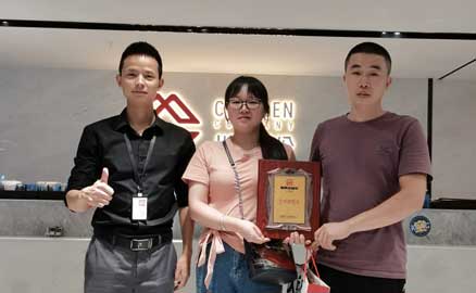 湖南的李女士簽約加盟帽牌貨冒菜